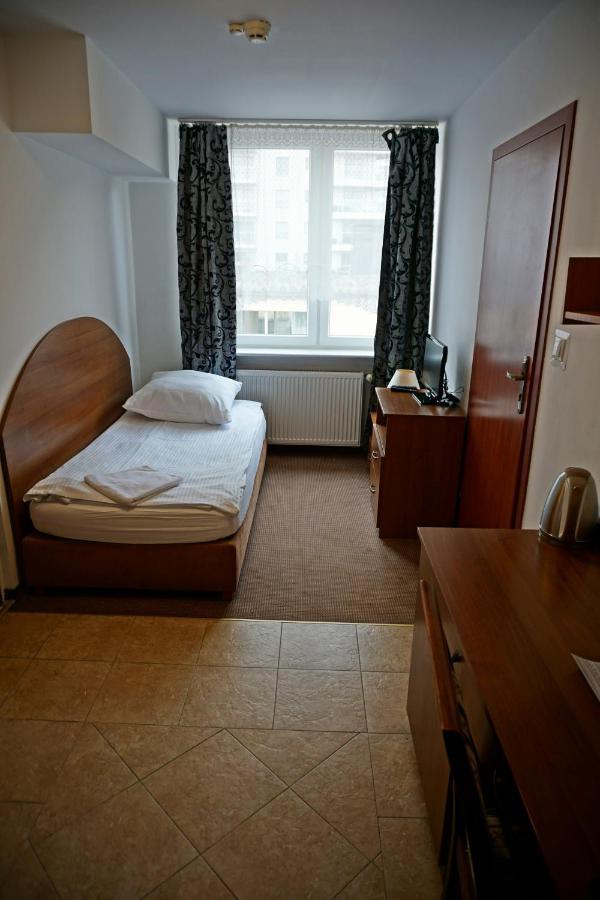 Scsk Brzezno Hostel กดัญสก์ ภายนอก รูปภาพ